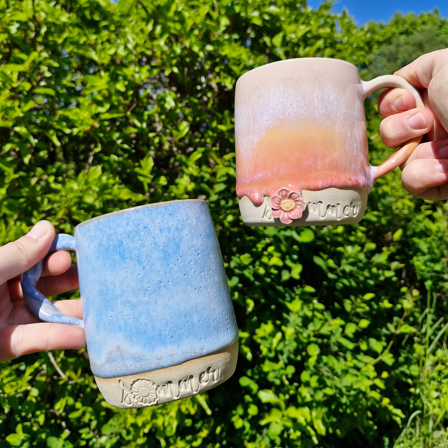 Kopper med teksten Sommer. Pajuna Keramik. Anna Pajesø. Unika keramik. Håndlavet keramik.